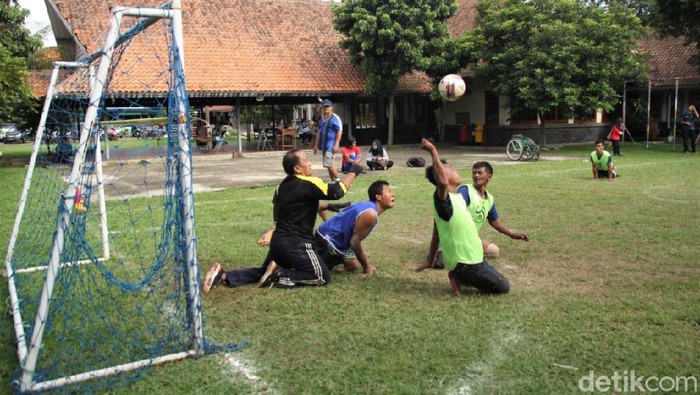 Semangat Penyandang Disabilitas Berolahraga Sepak Bola Tangan Keterbatasan fisik tak halangi para penyandang disabilitas untuk berolahraga. Seperti halnya para difabel di Bandung yang semangat berolahraga sepak bola tangan