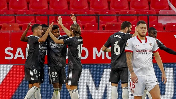Real Madrids players celebrate a goal during the Spanish La Liga soccer match between Sevilla and Real Madrid at the Ramon Sanchez Pizjuan stadium in Seville, Spain, Saturday Dec. 5, 2020. (AP Photo/Angel Fernandez)