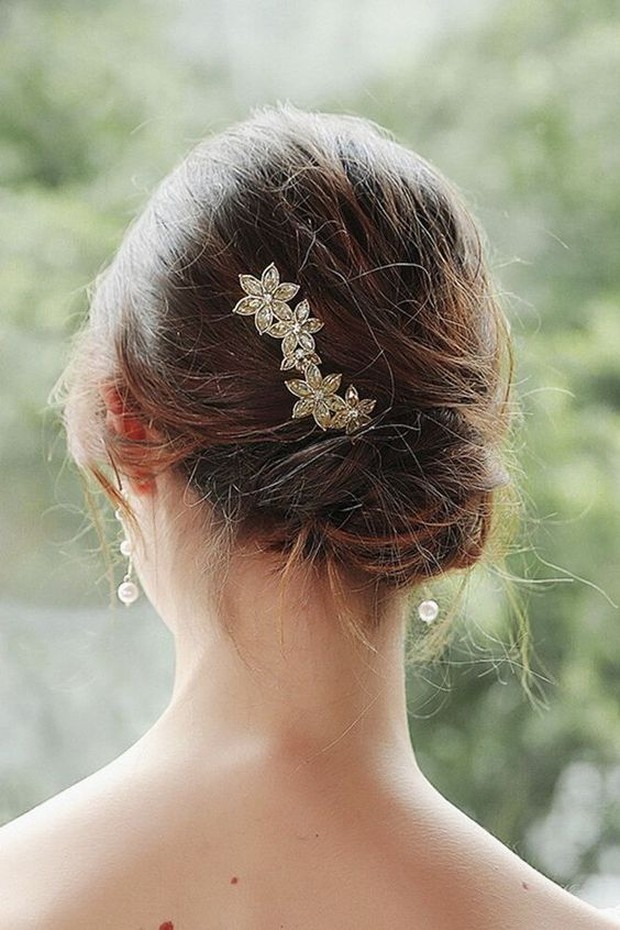 Untuk menambahkan kesan elegan, bisa memakai aksesoris yang berkilau.