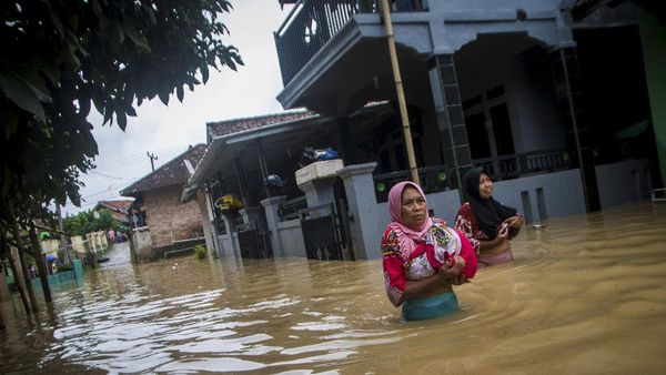 Sungai Meluap, Puluhan Rumah di Lebak Terendam Banjir