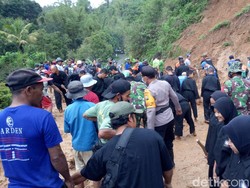 Tebing 20 Meter Longsor Tutup Akses Utama Air Terjun Sedudo Nganjuk Dibersihkan