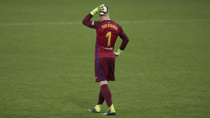 Barcelonas German goalkeeper Marc-Andre ter Stegen gestures  during the Spanish League football match between Cadiz and Barcelona at the Ramon de Carranza stadium in Cadiz on December 5, 2020. (Photo by JORGE GUERRERO / AFP)