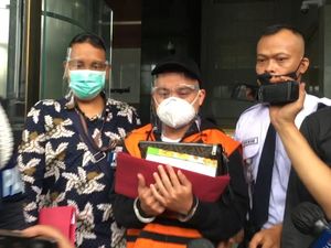 Tersangka Bansos Corona Harry Sidabukke Dibawa Ke Rutan KPK