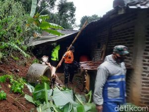 Tiga Rumah Warga Ponorogo Rusak Tertimpa Longsor Saat Hujan