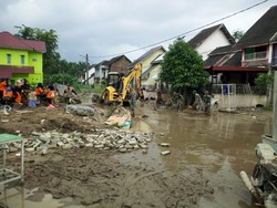 Tim Gabungan Bersihkan Lumpur Pascabanjir di Medan Sumut