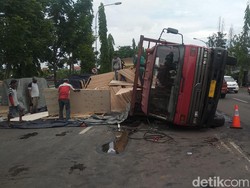 Patah As Bagian Belakang, Truk Muat Triplek Terguling di Jalur Lamongan