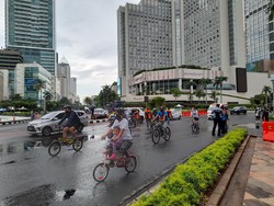Nasib PSBB Transisi DKI Ditentukan Hari Ini, Warga Ramai Olahraga di Bundaran HI