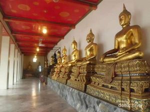 Kuil Buddha Tidur dan Koin Pengabul Permintaan