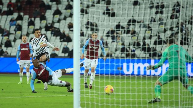 LONDON, ENGLAND - DECEMBER 05: Mason Greenwood of Manchester United scores the second goal for his team after Lukasz Fabianski of West Ham United during the Premier League match between West Ham United and Manchester United at London Stadium on 05 December 2020 in London, England.  A limited number of fans are welcome to the stadiums to watch elite football in England.  This was after the loosening of spectator restrictions in level one and two areas only.  (Photo by Adam Davy - Pool / Getty Images)