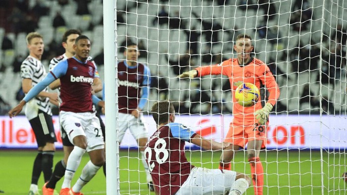 West Hams Tomas Soucek scores his sides opening goal during the English Premier League soccer match between West Ham United and Manchester United at the London stadium in London, England, Saturday, Dec. 5, 2020. (Adam Davy / Pool via AP)