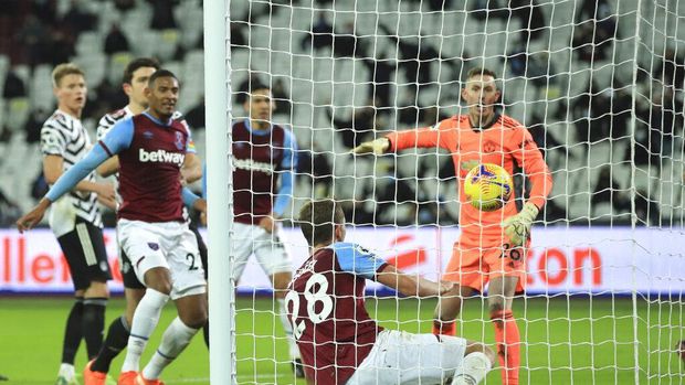 Tomas Soucek of West Ham scores his team's opening goal during the English Premier League soccer match between West Ham United and Manchester United at the London Stadium in London, England, Saturday, December 5, 2020 (Adam Davy / Pool via AP)