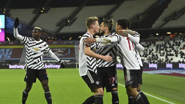 Manchester United's Mason Greenwood, right, celebrates with teammates after scoring his side's second goal during the English Premier League soccer match between West Ham United and Manchester United at the London stadium in London, England, Saturday, Dec. 5, 2020. (Justin Setterfield/Pool Via AP)