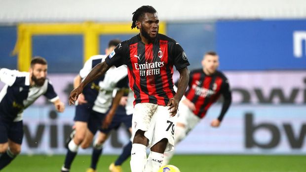 GENOA, ITALY - DECEMBER 06: Franck Kessie of AC Milan scores their sides first goal from the penalty spot during the Serie A match between UC Sampdoria and AC Milan at Stadio Luigi Ferraris on December 06, 2020 in Genoa, Italy. Sporting stadiums around Italy remain under strict restrictions due to the Coronavirus Pandemic as Government social distancing laws prohibit fans inside venues resulting in games being played behind closed doors. (Photo by Marco Luzzani/Getty Images)
