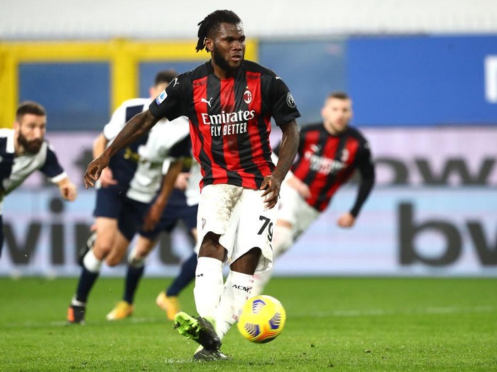 GENOA, ITALY - DECEMBER 06: Franck Kessie of AC Milan scores their sides first goal from the penalty spot during the Serie A match between UC Sampdoria and AC Milan at Stadio Luigi Ferraris on December 06, 2020 in Genoa, Italy. Sporting stadiums around Italy remain under strict restrictions due to the Coronavirus Pandemic as Government social distancing laws prohibit fans inside venues resulting in games being played behind closed doors. (Photo by Marco Luzzani/Getty Images)