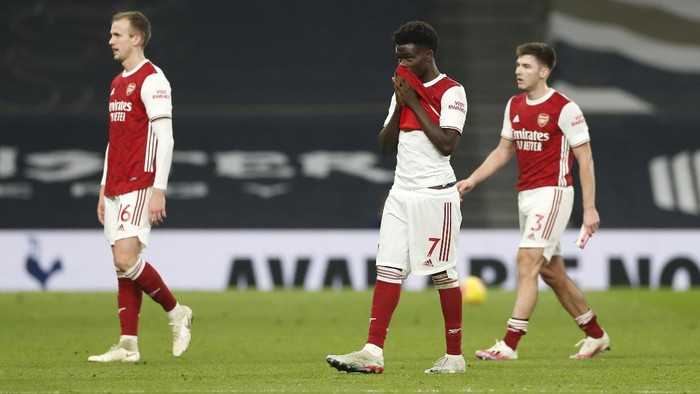 LONDON, ENGLAND - DECEMBER 06: Bukayo Saka of Arsenal reacts following the Premier League match between Tottenham Hotspur and Arsenal at Tottenham Hotspur Stadium on December 06, 2020 in London, England. A limited number of fans (2000) are welcomed back to stadiums to watch elite football across England. This was following easing of restrictions on spectators in tiers one and two areas only. (Photo by Paul Childs - Pool/Getty Images)