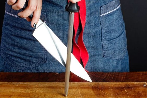 Pastikan untuk mengasah pisau sebelum dipakai.