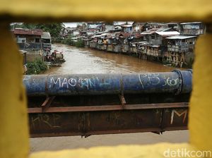 Banjir Mulai Rendam Permukiman di Sungai Ciliwung