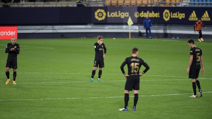 Barcelonas players react during the Spanish League football match between Cadiz and Barcelona at the Ramon de Carranza stadium in Cadiz on December 5, 2020. (Photo by JORGE GUERRERO / AFP)