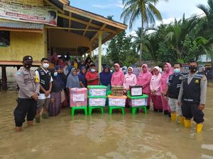 Banjir Landa Aceh Utara, Bhayangkari Polres Lhokseumawe Serahkan Bantuan