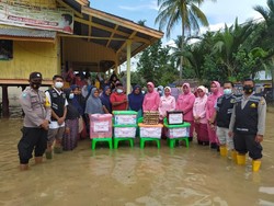 Banjir Landa Aceh Utara, Bhayangkari Polres Lhokseumawe Serahkan Bantuan