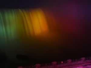 Bukan Pelangi, Ini Air Terjun Niagara Lho