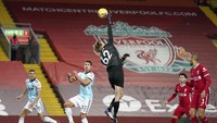 Caoimhin Kelleher dipercaya Juergen Klopp untuk mengawal gawang Liverpool karena Alisson Becker mengalami cedera. (Foto: AP/Jon Super)