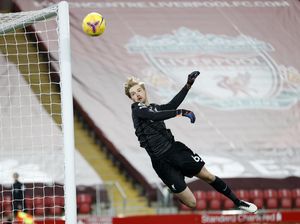 Potret Aksi Terbang Caoimhin Kelleher di Gawang Liverpool