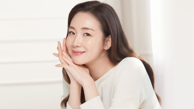 salah satu rahasia cantik Choi Ji Woo yaitu skincare routine yang meliputi tahap membersihkan muka, memakai moisturizing night cream, serta menggunakan face mask seminggu sekali
