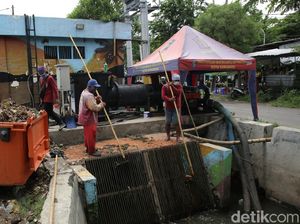 Pemkot Surabaya Intensifkan Pengerukan Saluran Drainase