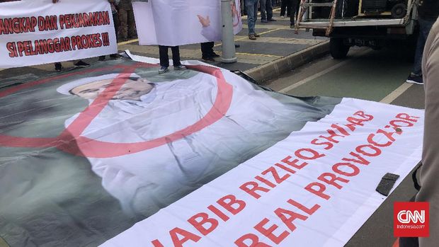 Demo tangkap Rizieq Shihab digelar di depan Polda Metro Jaya, Senin (7/12).