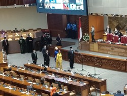 DPR Lantik 6 Anggota PAW