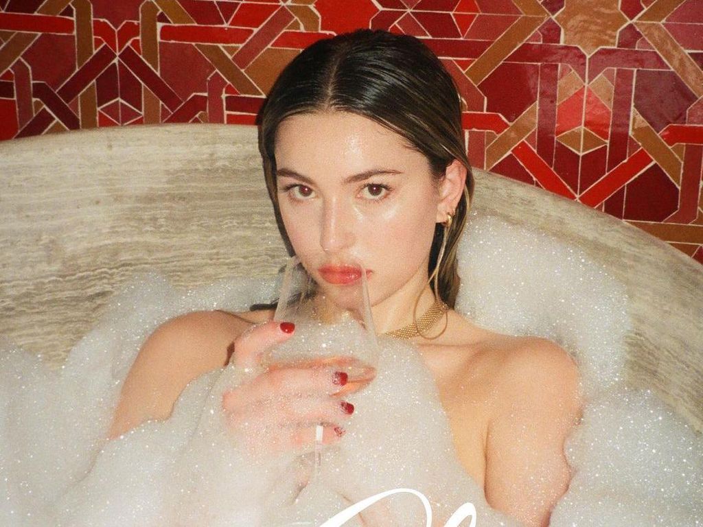Debut Jadi Model, Putri Steve Jobs Pose Seksi di Bathtub