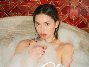 Debut Jadi Model, Putri Steve Jobs Pose Seksi di Bathtub Debut Jadi Model, Putri Steve Jobs Pose Seksi di Bathtub