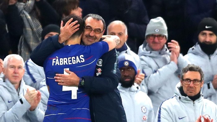 LONDON, ENGLAND - JANUARY 05:  Cesc Fabregas of Chelsea emrbraces Maurizio Sarri, Manager of Chelsea as he comes off during the FA Cup Third Round match between Chelsea and Nottingham Forest at Stamford Bridge on January 5, 2019 in London, United Kingdom.  (Photo by Clive Rose/Getty Images)