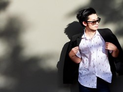 5 Ide Outfit Kemeja Pria yang Bikin Kamu Makin Stylish