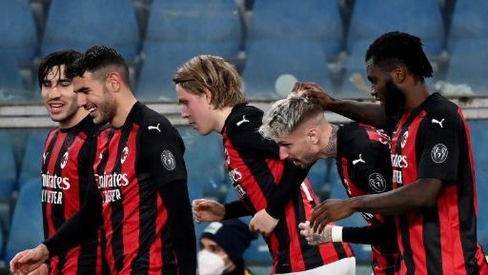Ac Milan Spanish forward Samu Castillejo (2nd-R) celebrates with his teammates after scoring a goal during the Italian Serie A football match Sampdoria vs AC Milan at the Luigi Ferrari stadium in Genoa on December 06, 2020. (Photo by Andreas SOLARO / AFP)