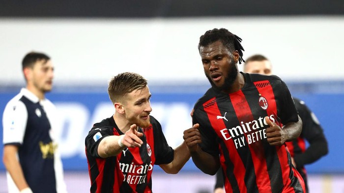 GENOA, ITALY - DECEMBER 06: Franck Kessie of AC Milan celebrates with team mate Alexis Saelemaekers (L) after scoring their sides first goal from the penalty spot during the Serie A match between UC Sampdoria and AC Milan at Stadio Luigi Ferraris on December 06, 2020 in Genoa, Italy. Sporting stadiums around Italy remain under strict restrictions due to the Coronavirus Pandemic as Government social distancing laws prohibit fans inside venues resulting in games being played behind closed doors. (Photo by Marco Luzzani/Getty Images)