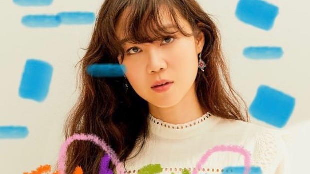 salah satu rahasia cantik Gong Hyo Jin yaitu mengaplikasikan kapas yang telah direndam dalam air dan ditaruh di freezer ke area bawah mata