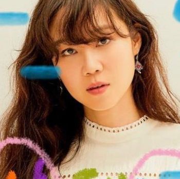 salah satu rahasia cantik Gong Hyo Jin yaitu mengaplikasikan kapas yang telah direndam dalam air dan ditaruh di freezer ke area bawah mata