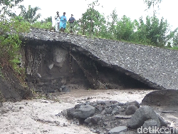 Diterjang Lahar Hujan Bertubi-tubi, Tanggul di Kaki Gunung Semeru Jebol