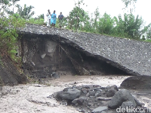 Diterjang Lahar Hujan Bertubi-tubi, Tanggul di Kaki Gunung Semeru Jebol Diterjang Lahar Hujan Bertubi-tubi, Tanggul di Kaki Gunung Semeru Jebol