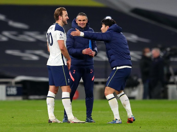 LONDON, ENGLAND - DECEMBER 06: Harry Kane of Tottenham Hotspur and Son Heung-min of Tottenham Hotspur share a joke after the Premier League match between Tottenham Hotspur and Arsenal at Tottenham Hotspur Stadium on December 06, 2020 in London, England. A limited number of fans are welcomed back to stadiums to watch elite football across England. This was following easing of restrictions on spectators in tiers one and two areas only. (Photo by Catherine Ivill/Getty Images)