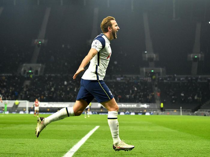 Harry Kane - Tottenham Hotspur LONDON, ENGLAND - DECEMBER 06: Harry Kane of Tottenham Hotspur celebrates after scoring their sides second goal during the Premier League match between Tottenham Hotspur and Arsenal at Tottenham Hotspur Stadium on December 06, 2020 in London, England. A limited number of fans (2000) are welcomed back to stadiums to watch elite football across England. This was following easing of restrictions on spectators in tiers one and two areas only. (Photo by Glyn Kirk - Pool/Getty Images)