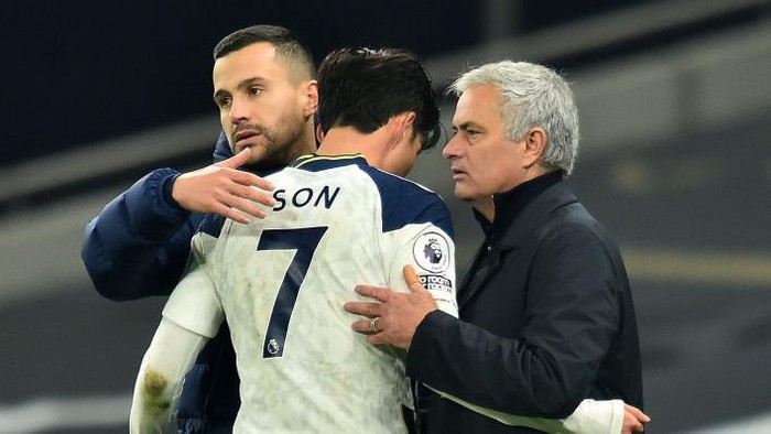LONDON, ENGLAND - DECEMBER 06: Jose Mourinho, Manager of Tottenham Hotspur and coach Joao Sacramento congratulate Son Heung-Min as he is substituted during the Premier League match between Tottenham Hotspur and Arsenal at Tottenham Hotspur Stadium on December 06, 2020 in London, England. A limited number of fans (2000) are welcomed back to stadiums to watch elite football across England. This was following easing of restrictions on spectators in tiers one and two areas only. (Photo by Glyn Kirk - Pool/Getty Images)