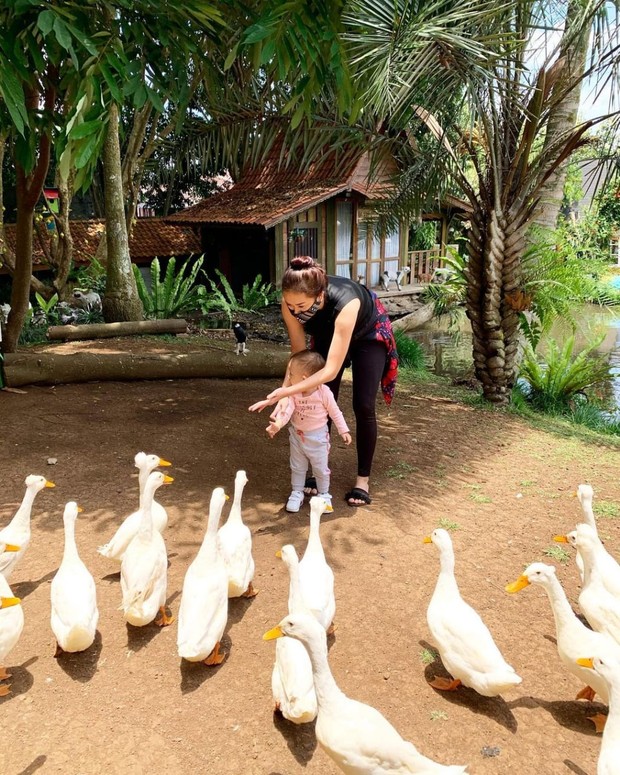 Penyanyi Aura Kasih memilih Bandung untuk berlibur selama pandemi