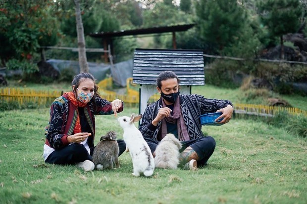 Pasangan Nadine Chandrawinata dan Dimas Anggara berlibur ke Bandung