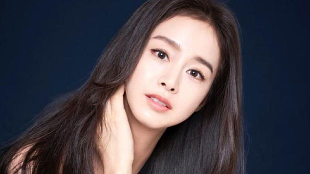 salah satu rahasia cantik Kim Tae Hee yaitu skincare routine yang meliputi pemakaian toner, essence, eye cream, dan Hanskin Real Complexion Cream EX