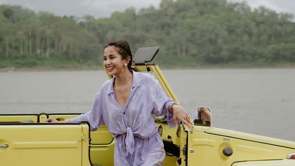 Potret Artis Cantik Kirana Larasati dan Indahnya  Yogyakarta