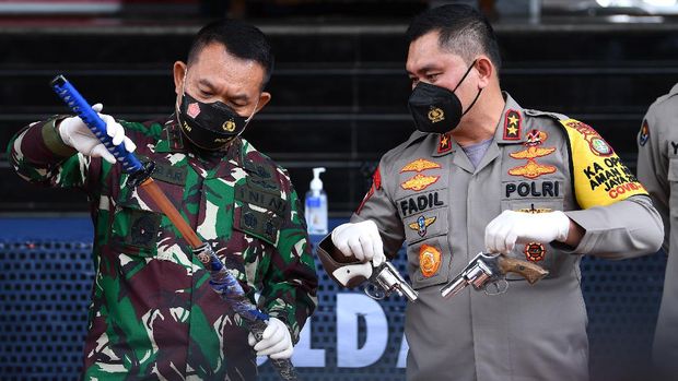 Metro Jaya Police Chief Inspector General Pol Fadil Imran (right), along with Pangdam Jaya TNI Major General Dudung Abdurachman, display evidence related to the police attack on Polda Metro Jaya, Jakarta, on Monday (12 / 7/2020).  The Regional Police Chief revealed that there had been an attack on Monday (7/12/2020) at 00.30 WIB on the 50 kilometer Jakarta-Cikampek toll road against members of the National Police who were tasked with investigating information about plans To mobilize mass groups to guard the Rizieq Shihab exam, up to six out of ten people were suspected of being followers.  Rizieq Shihab was shot dead by police for resisting with a firearm.  AMONG PHOTOS / Sigid Kurniawan / rwa.