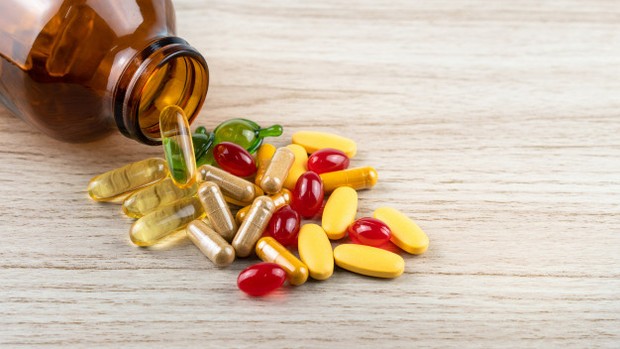 Seorang ahli gizi bernama Dana Pitman, menyarankan untuk mengonsumsi vitamin B6 untuk membantu mencegah mual di pagi hari.